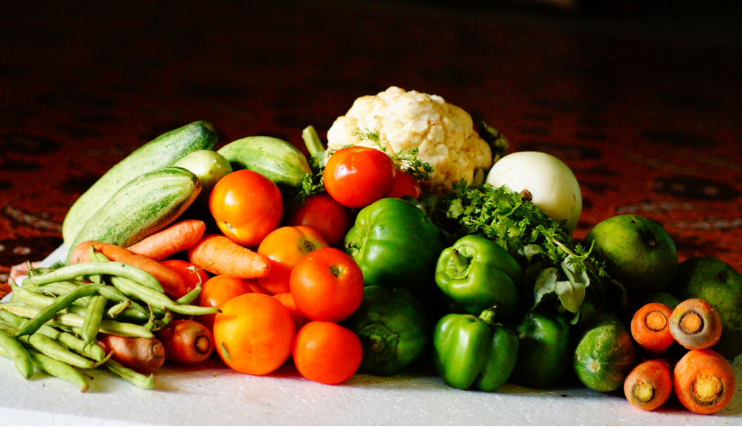 Mini cardápio semanal focado em nutrir a pele de dentro pra fora, com alimentos que ajudam na renovação celular, hidratação e brilho natural da pele. Tudo equilibrado, com variações fáceis: